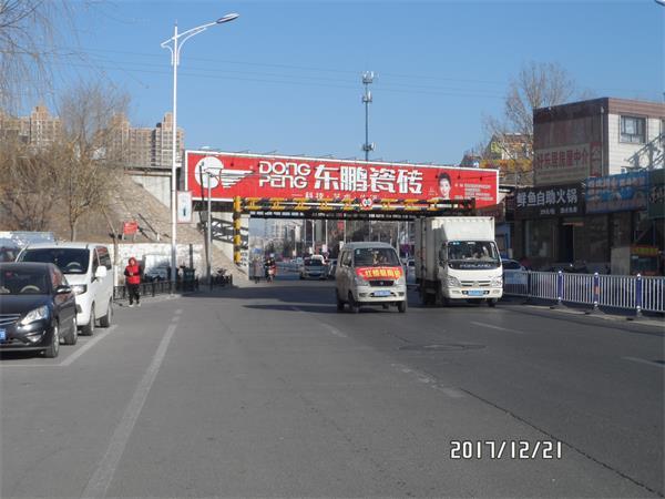 張家口工業(yè)街鐵路戶外橋體什么翻廣告牌
