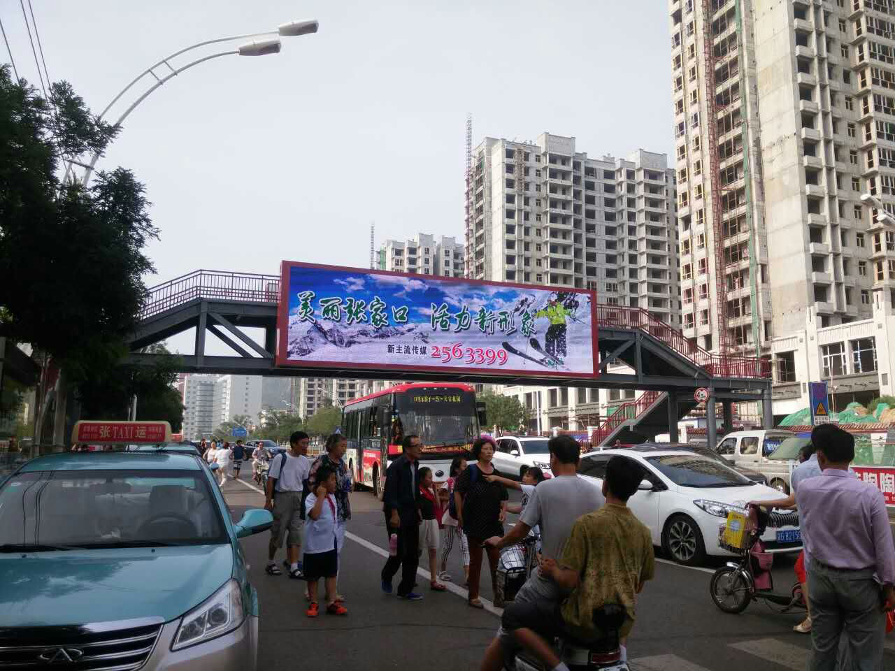 張家口市建國(guó)路人行過(guò)街天橋雙側(cè)雙面LED電子屏